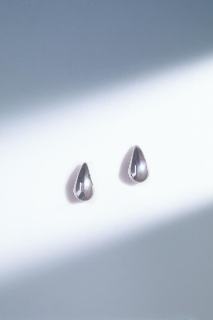 Tear drop gold earrings