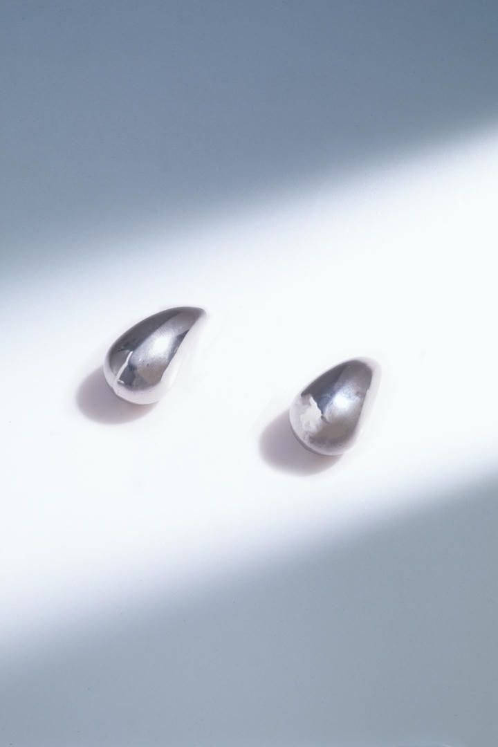 أقراط فضية على شكل دمعة