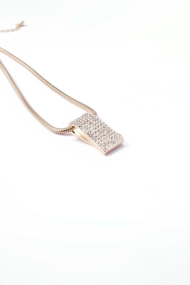 pendant detail necklace