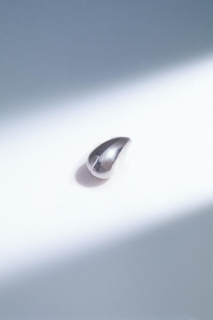 Tear drop gold earrings
