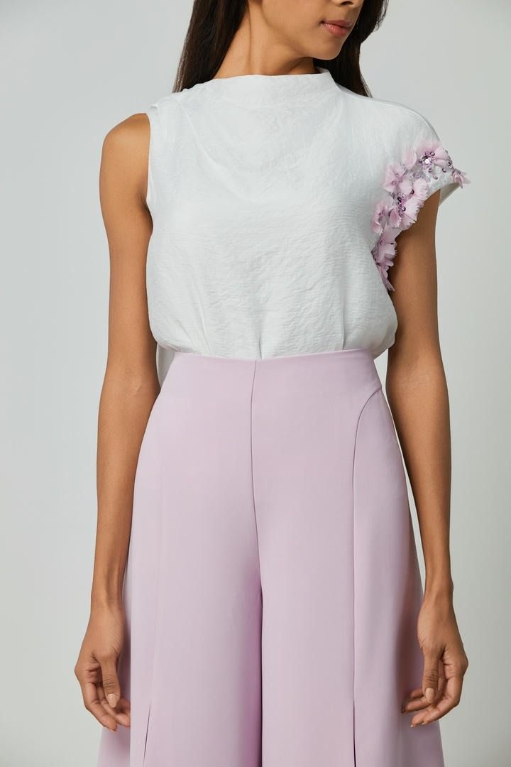 بلوزة مزين من الكتف
