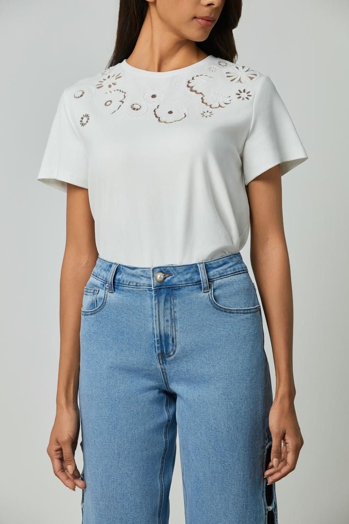 تي شيرت مطرز بفتحات