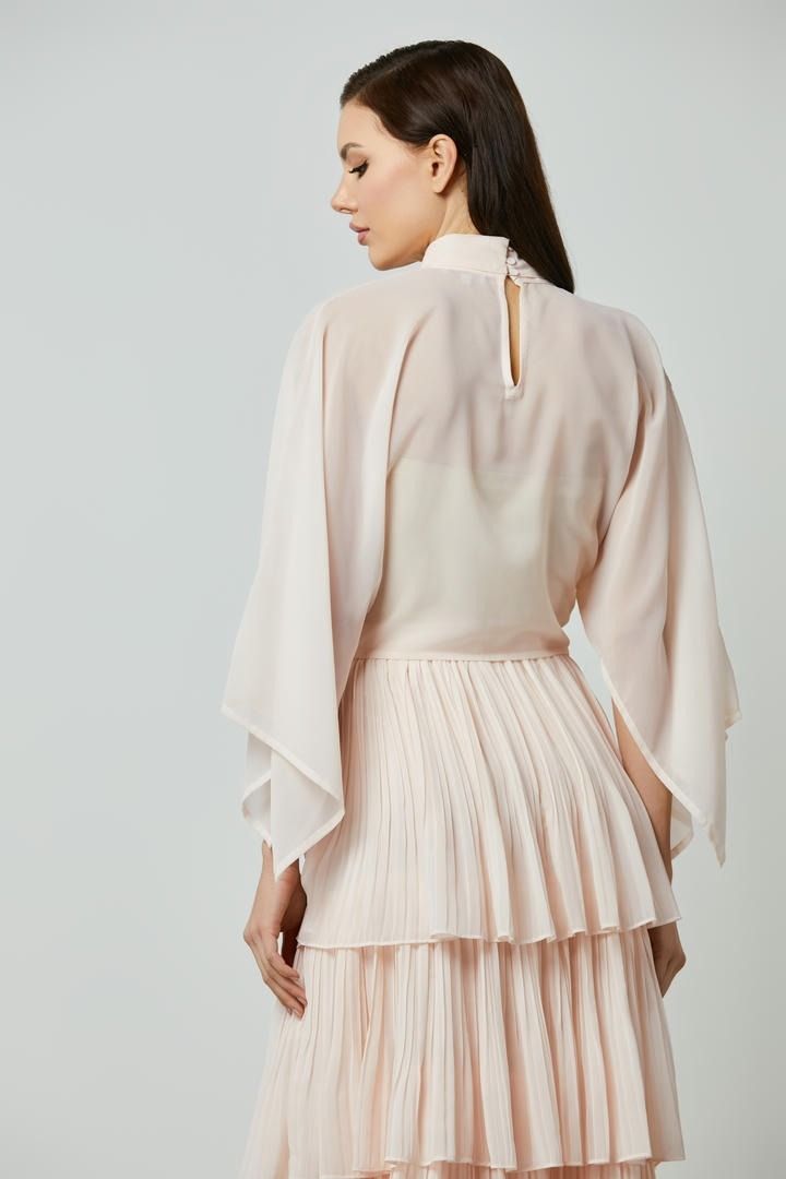 بلوزة بتفاصيل أنيقة