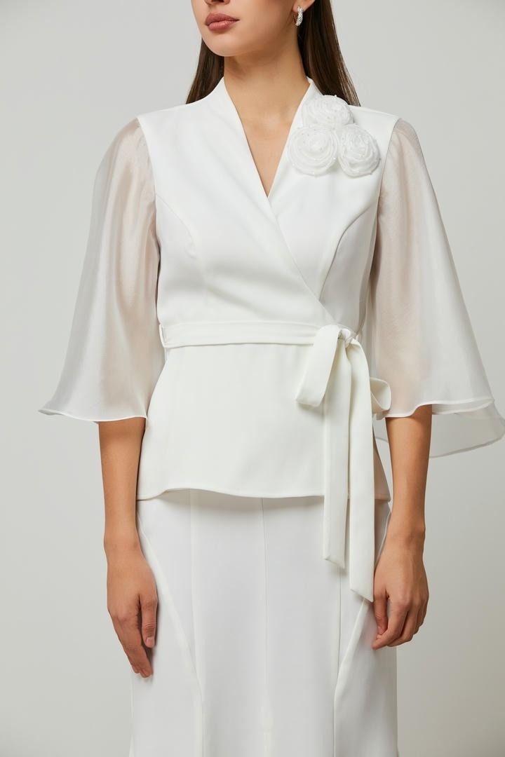 Flower appliqué blouse
