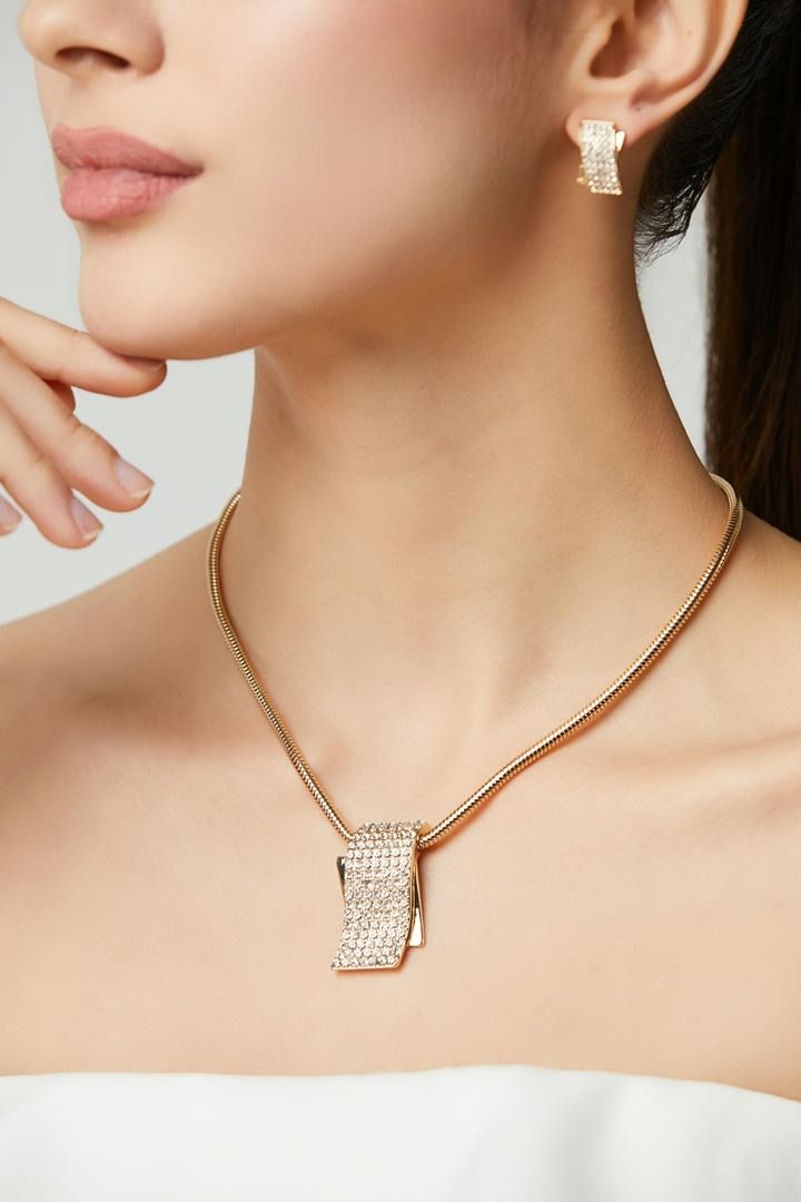 pendant detail necklace