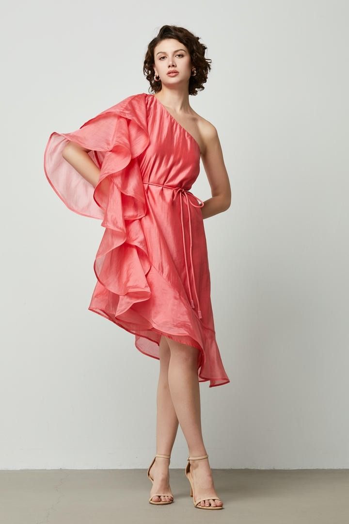 فستان بكتف واحد بتفصيلات مكشكشه