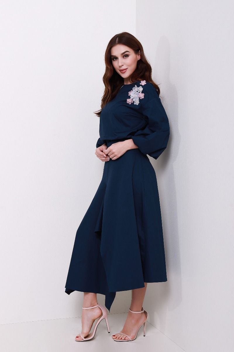 Flower embroidery blouse