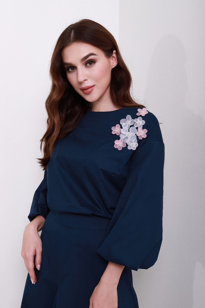 Flower embroidery blouse